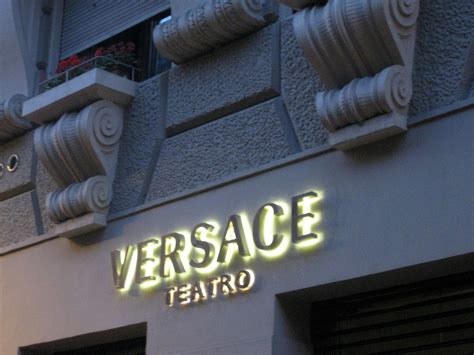 teatro versace al'asta